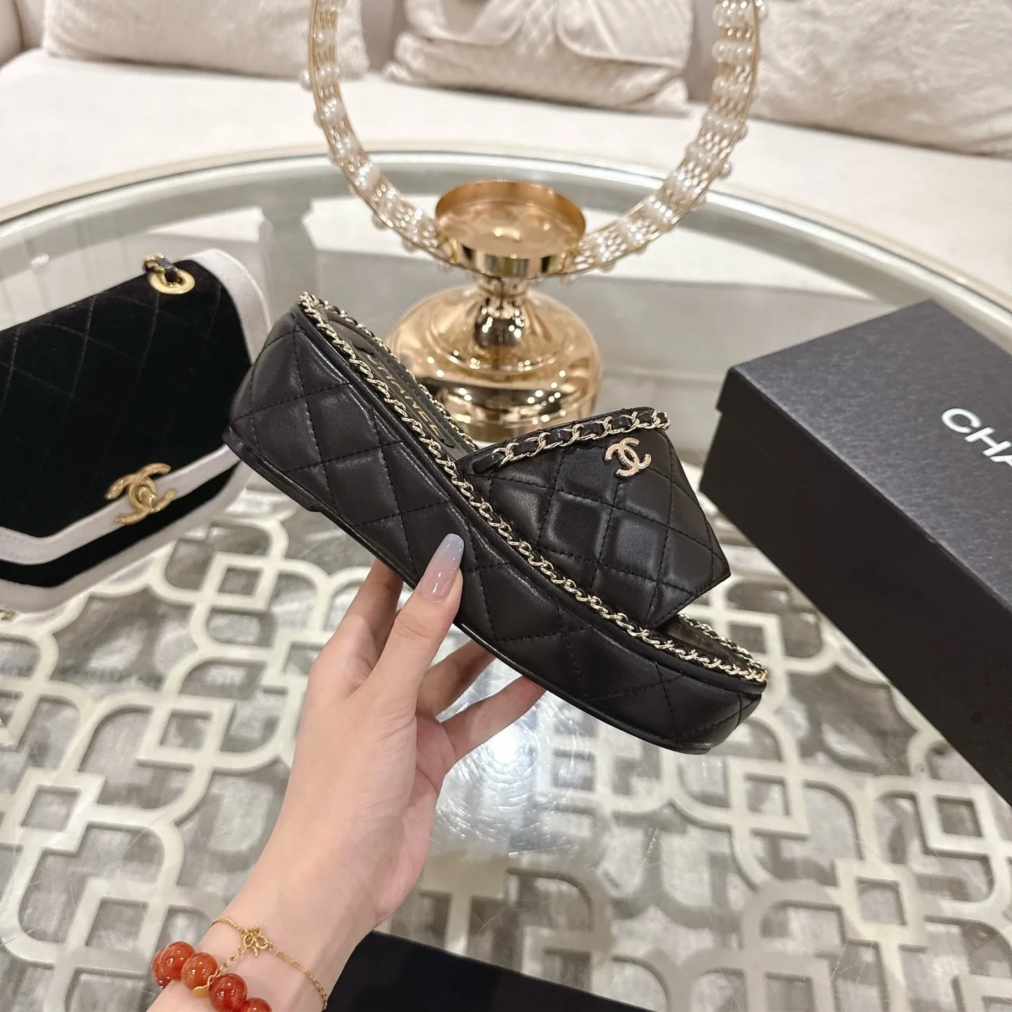 👟👟Ex-factory price 600👟👟 𝐂𝐇𝐀𝐍𝐄𝐋 | Xiaoxiang 25𝐬𝐬 🦋2025 Spring and Summer New Products Counter Classic Xiaoxiang Double C Diamond Chain Slippers Series New〰 🍬 The absolute best in the BS fashion circle. Matching will perform meticulously Minimalist, classic elements that will never fade away 💋 Show unique dressing style, too beautiful to say anything. A must-have for summer... Upper: Original high-customized lambskin Lining: Imported mixed sheepskin lining Outsole: Original molded non-slip outsole Shoe size: 35-39 (34.40.41.42 customization is not returnable)
